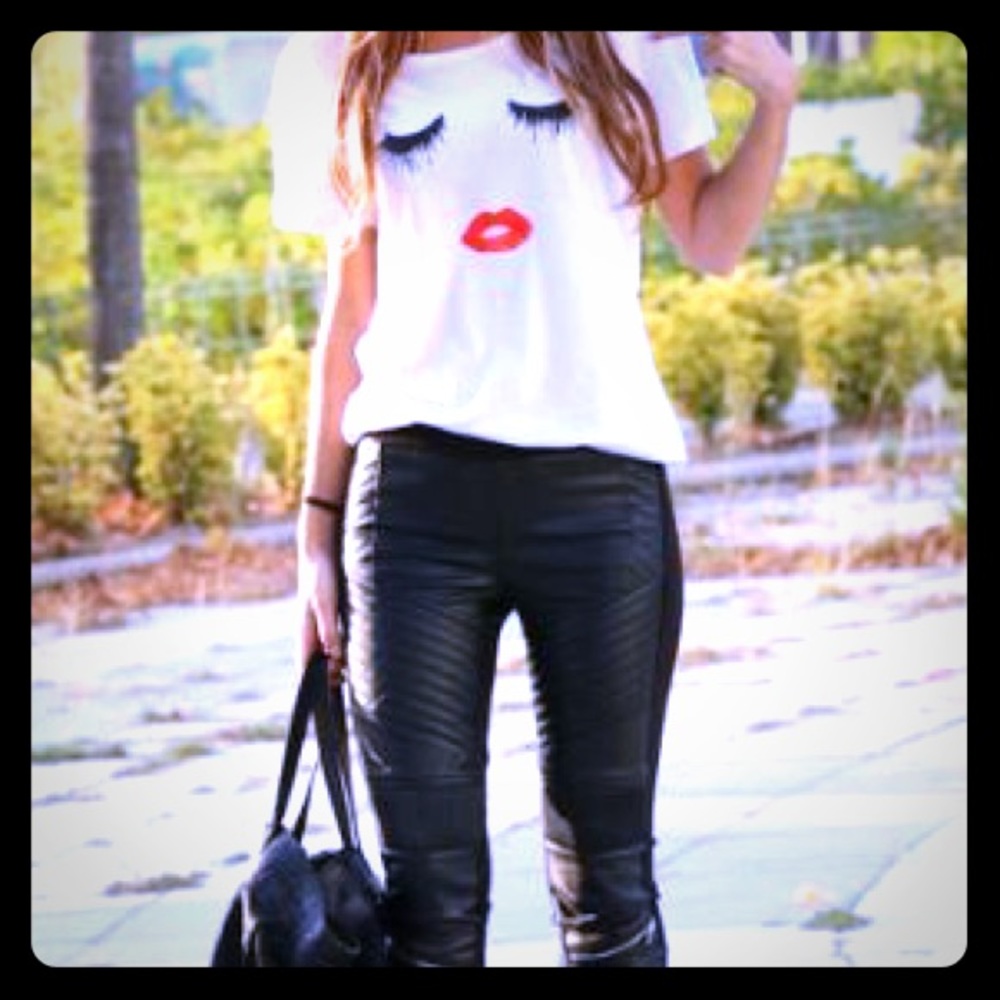 💟 Eye lash-lip print tee